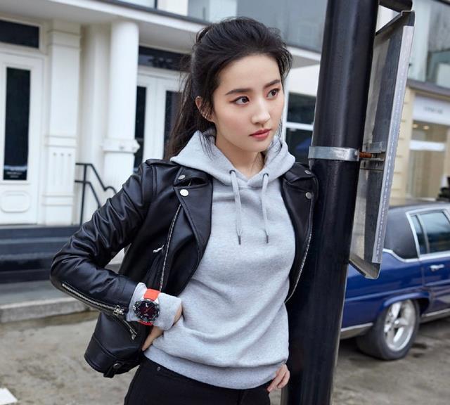 刘亦菲|刘亦菲近照瘦太多！穿皮衣长腿似有一米二，直接躺车上秀8千名表