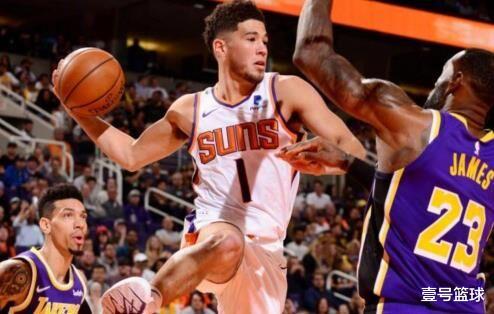 布克|?尴尬！詹姆斯送布克球衣，后者一脸的不情愿，他想要24号