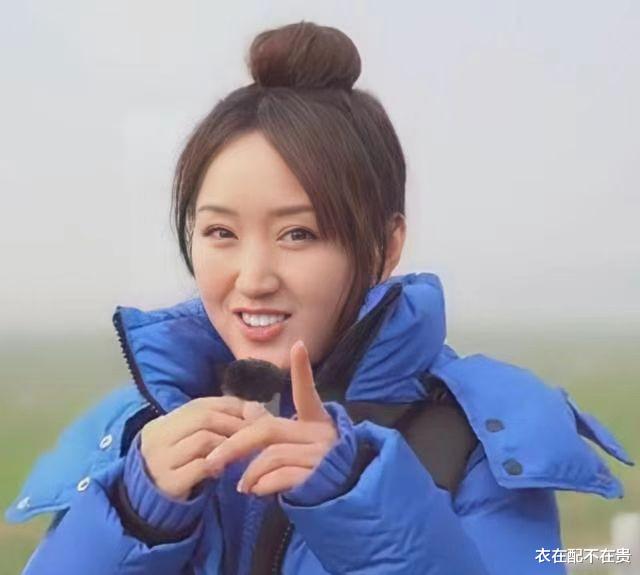 衣在配不在贵 杨钰莹老了还走玉女路线，梳丸子头很减龄，但穿得没工作人员时髦