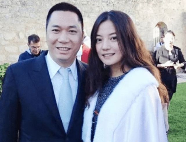 赵薇|赵薇被质疑跑路，网友发帖称其包机去了法国，与黄有龙在酒庄汇合