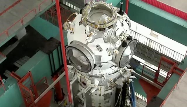 相差300吨,中国空间站与国际空间站对比,天宫空间站有何优势?