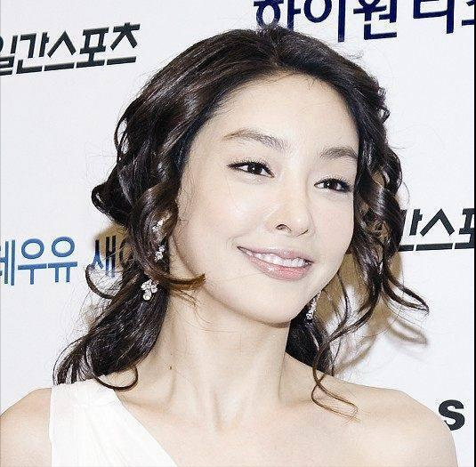 张紫妍|张紫妍悲剧: 出道三年,被高层折磨,50万人的上访依然难求。