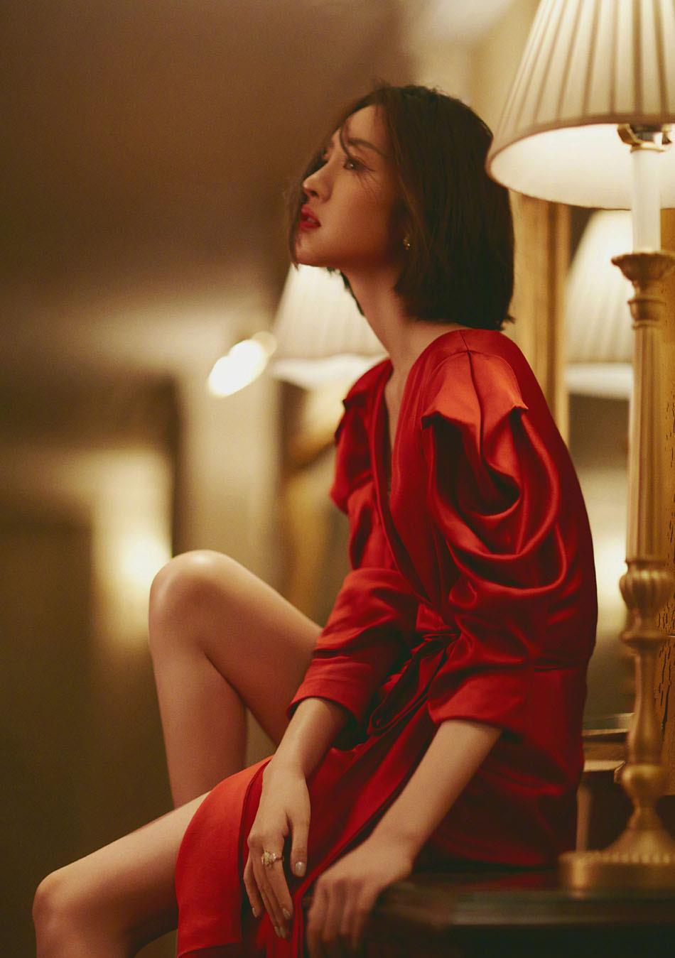 美搭刊报|唐艺昕变化真大！厚刘海挑染蓝发超前卫，搭配黑丝袜造型火辣撩人