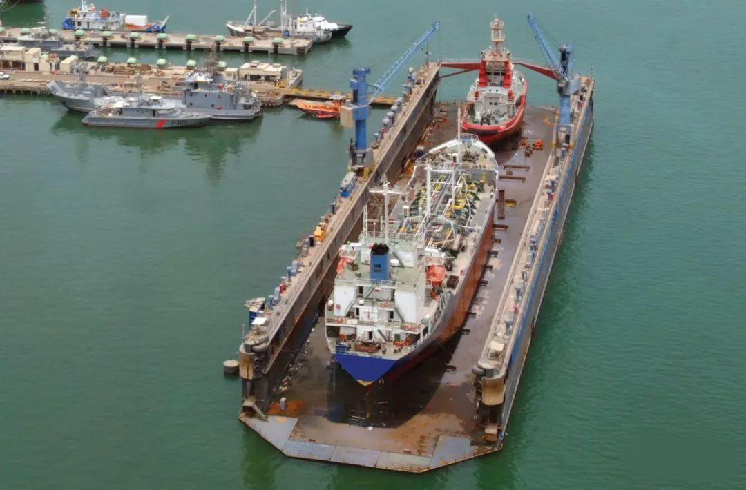 据了解,这种浮动式的船坞不仅能够进行各种大型船舶的对接以及维修