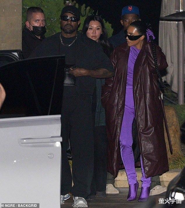 侃爷|金·卡戴珊夜会侃爷，低眉顺眼气场全无，同乘豪车离开仍似夫妻