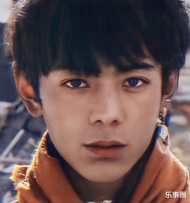 沙丘|丁真近照曝出，脸型圆润身形发福，照片透露些许油腻感？