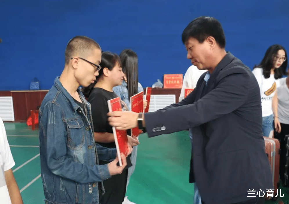 兰心育儿|农村孩子那么能吃苦，为啥长大后却混不好？原因简单又现实