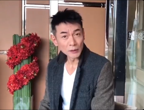 江华|“嫪毐”江华罕露面！身材暴瘦脸凹陷像男模，街头唱歌自嘲好狼狈