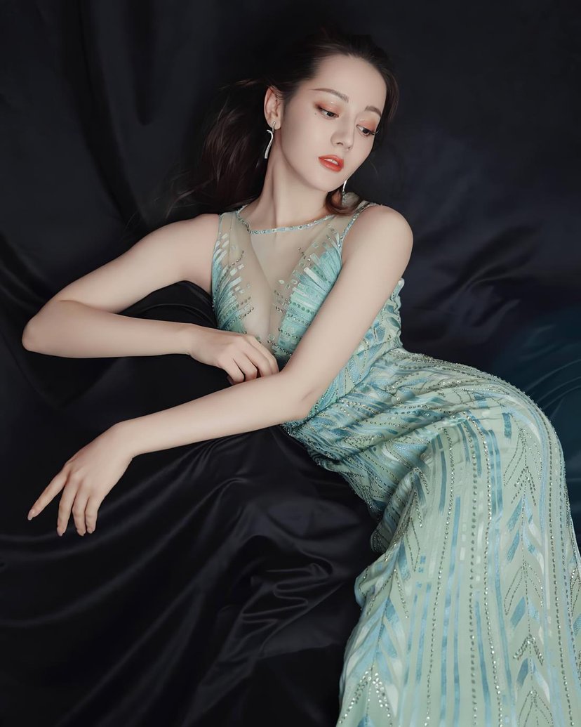 迪丽热巴|迪丽热巴“走哪捂哪”是故作姿态？还是做作矫情？