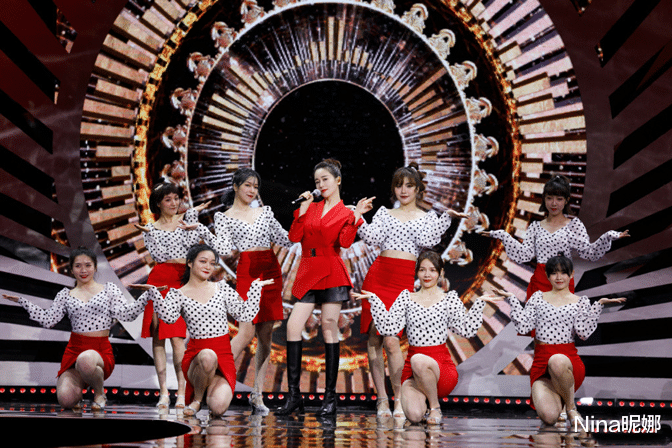 Nina昵娜|左小青独自走机场,老戏骨穿健美裤无赘肉似少女,戴3万旧包好节约