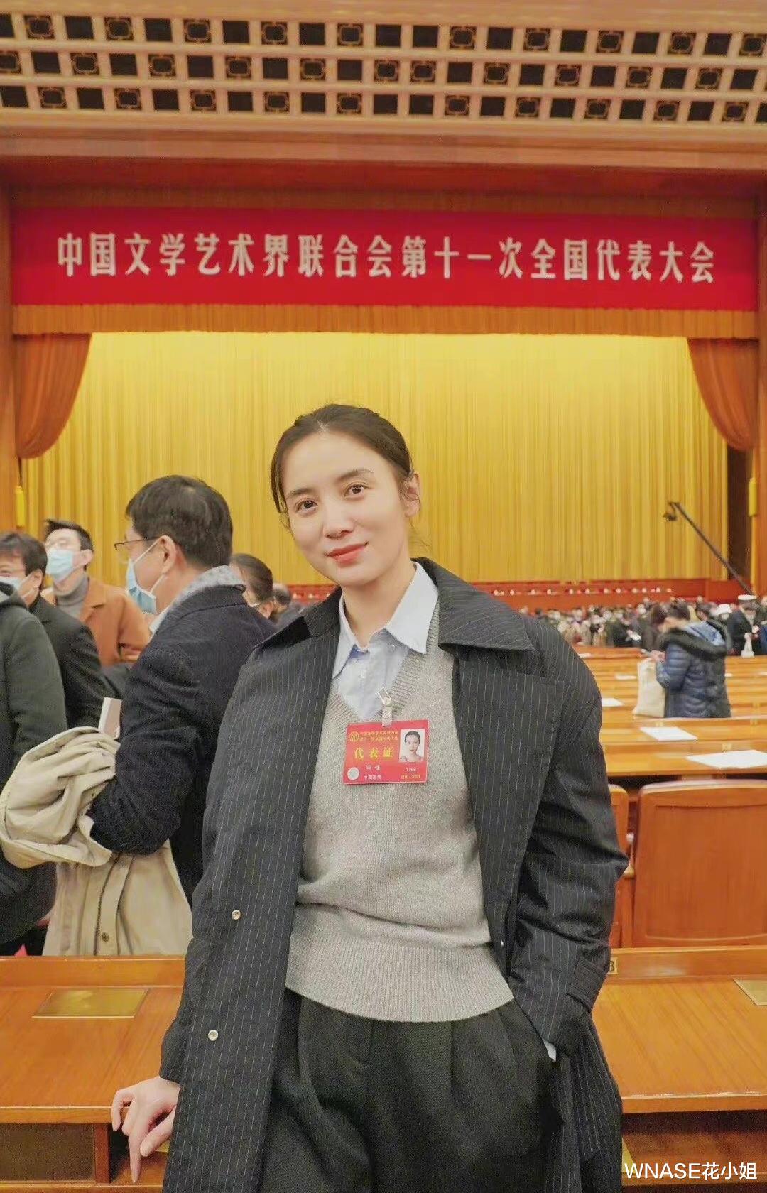 佟丽娅|根正苗红！佟丽娅晒“会议着装”很耀眼，多位女星穿着朴素但优雅