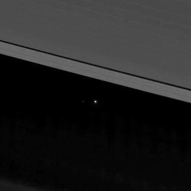哈勃|14亿千米外回望地球，卡西尼号探测器的这张照片让人感到不可思议