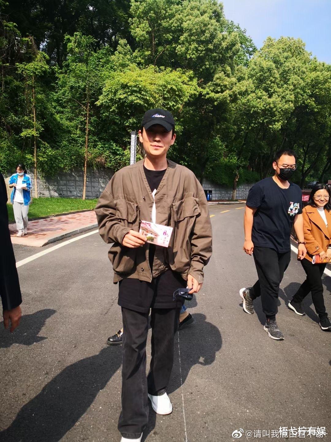 梧弋柠有娱 朱一龙在母校门口磨保安放行,纯素颜到处溜达,被“罚抄”可还行?