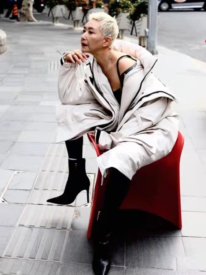 蔬菜 看不出她已经60岁了，白色超短发又酷又飒，时髦穿搭比年轻人还潮