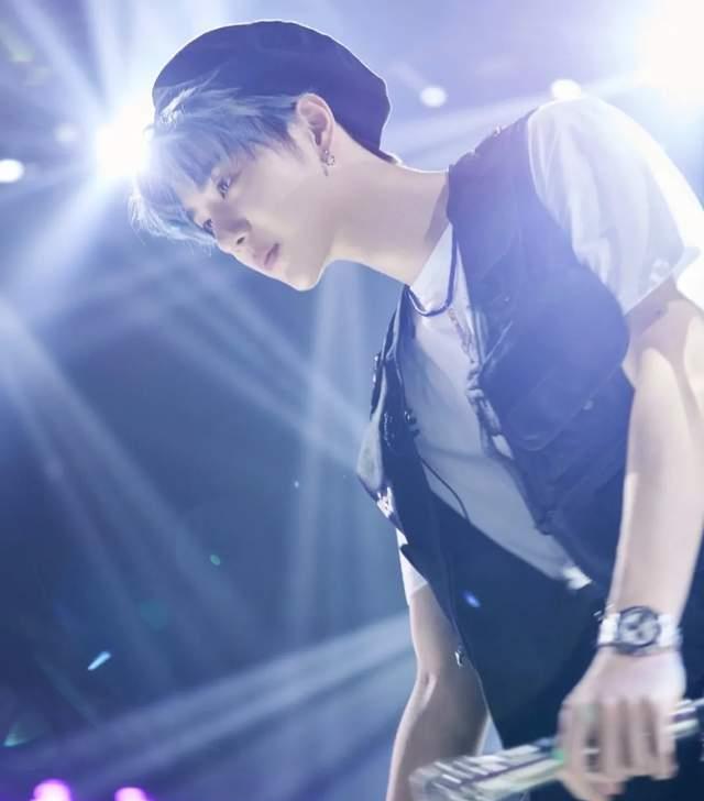 王一博|王一博工作室被约谈后，王一博又因反正得有一个儿子的言论被吐槽