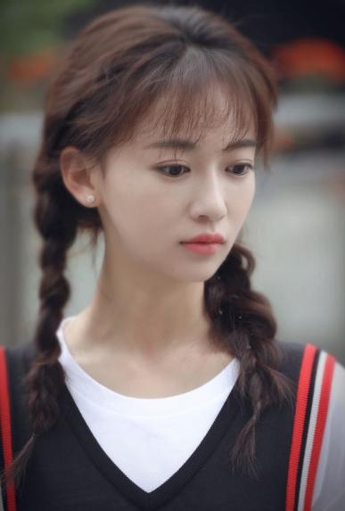 央视|出门带30个保镖6个贴身助理，被央视批评后，她仍“不知悔改”！