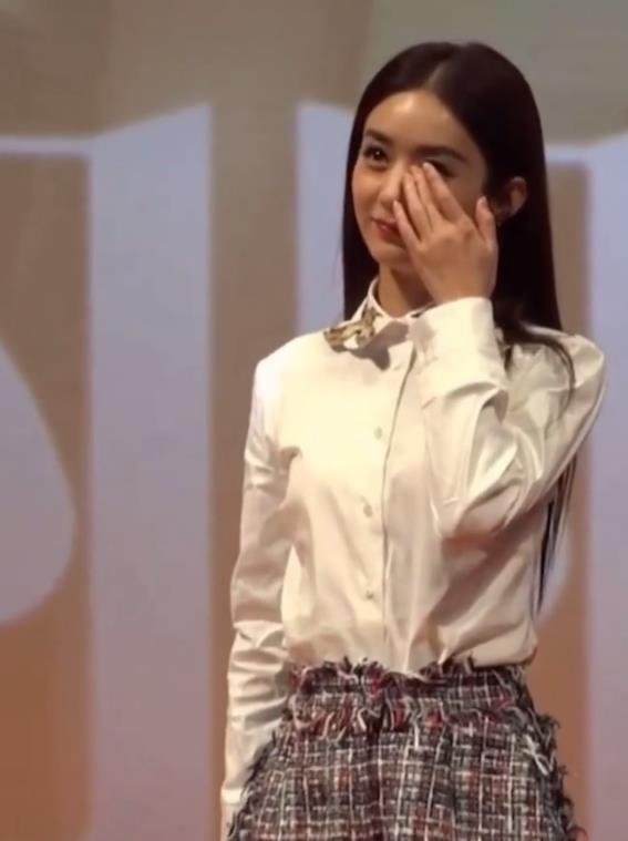 赵丽颖|赵丽颖离婚后首次出席活动，穿白衬衣格子裙，站在台上抹眼泪