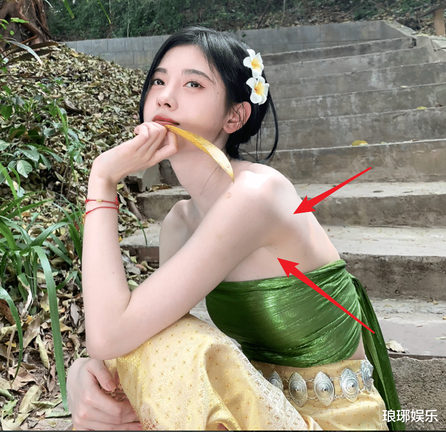 鞠婧祎|鞠婧祎晒旅游照，半永久妆容成焦点，保存照片时真实身高却露馅了