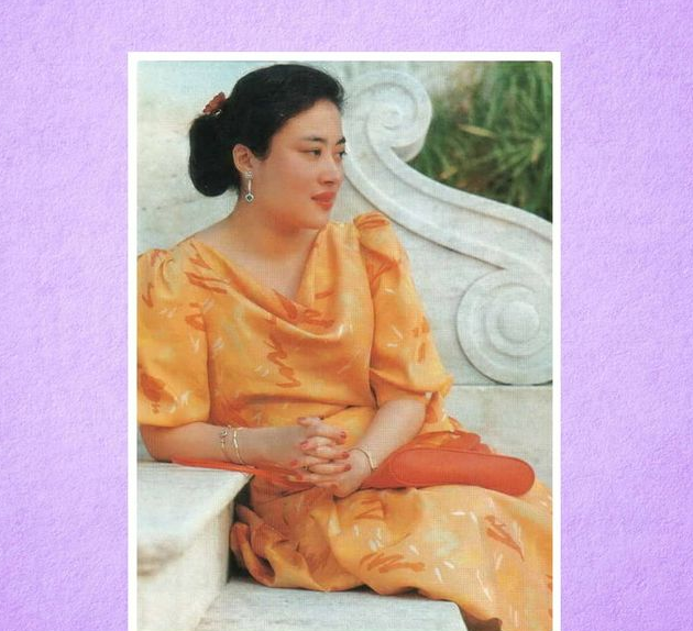 |64岁颂莎瓦丽久违现身，祈福有女儿代劳，曾接待外宾气场十足