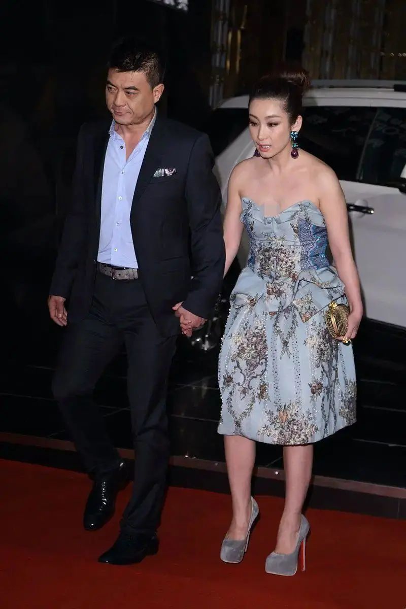 秦海璐|秦海璐踩15cm“针”出门，穿抹胸裙好显年轻，王新军宠妻全程牵着