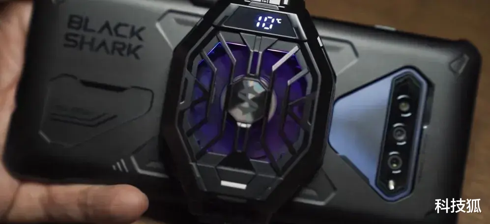 游戏手机|黑鲨一定是疯了！竟抛弃“杀马特”设计，回归大众