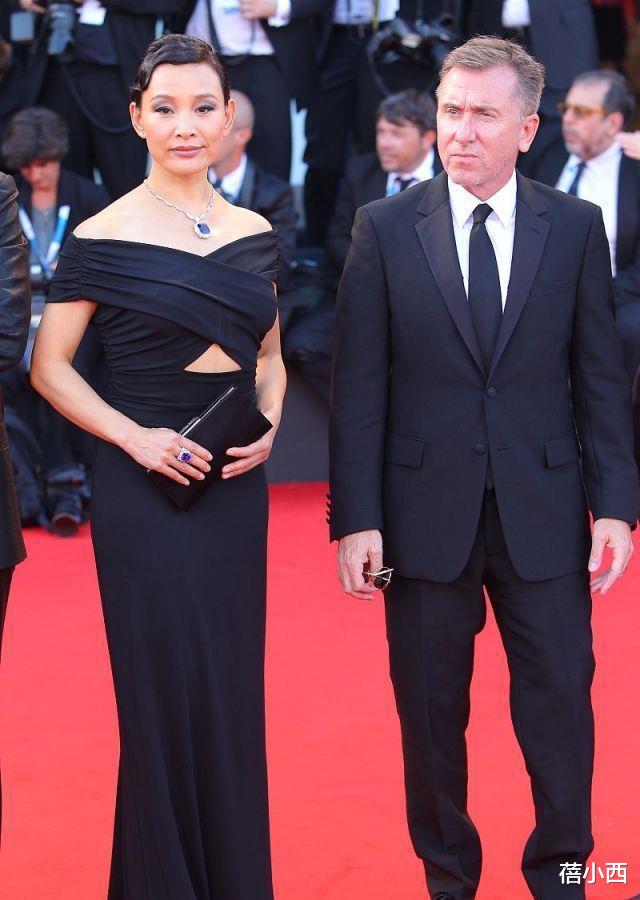 蓓小西 陈冲年过半百更敢穿，穿紧身吊带礼服走红毯，“国际脸”气场真大
