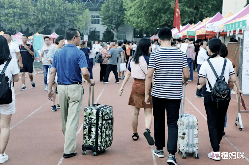 夏橙妈咪|“我真的是学生本人”,大一新生去报到,却被一口咬定是学生家长