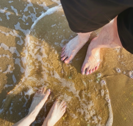 郭品超|郭品超中秋携女友秀恩爱，两人漫步海边，牵手相拥举高高甜度爆表