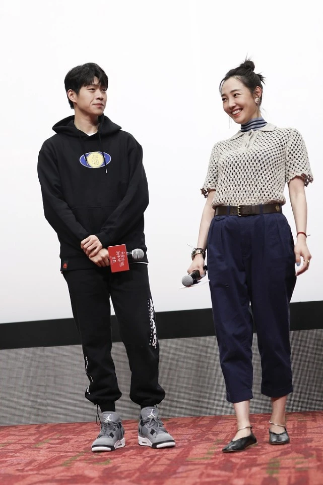 大表姐的时尚圈|白百合这搭配很惊艳，渔网衫+七分裤打造文艺范， 扎丸子头够可爱