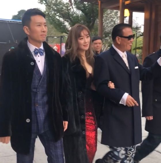 万梓良|福州：万梓良参加电影节，和美女手挽手走路，“大哥气质十足”