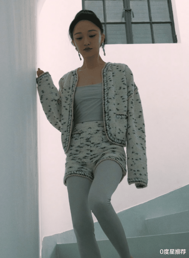 0度星推荐|周迅高马尾造型少女感溢出，针织套装休闲大气，哪像47岁的人