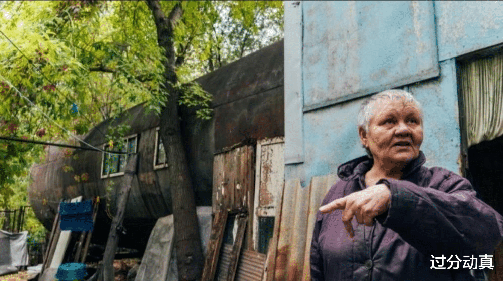 俄羅斯老婦在鐵桶裡生活35年，沒水沒電沒暖氣，稱住這比養老院強-圖5