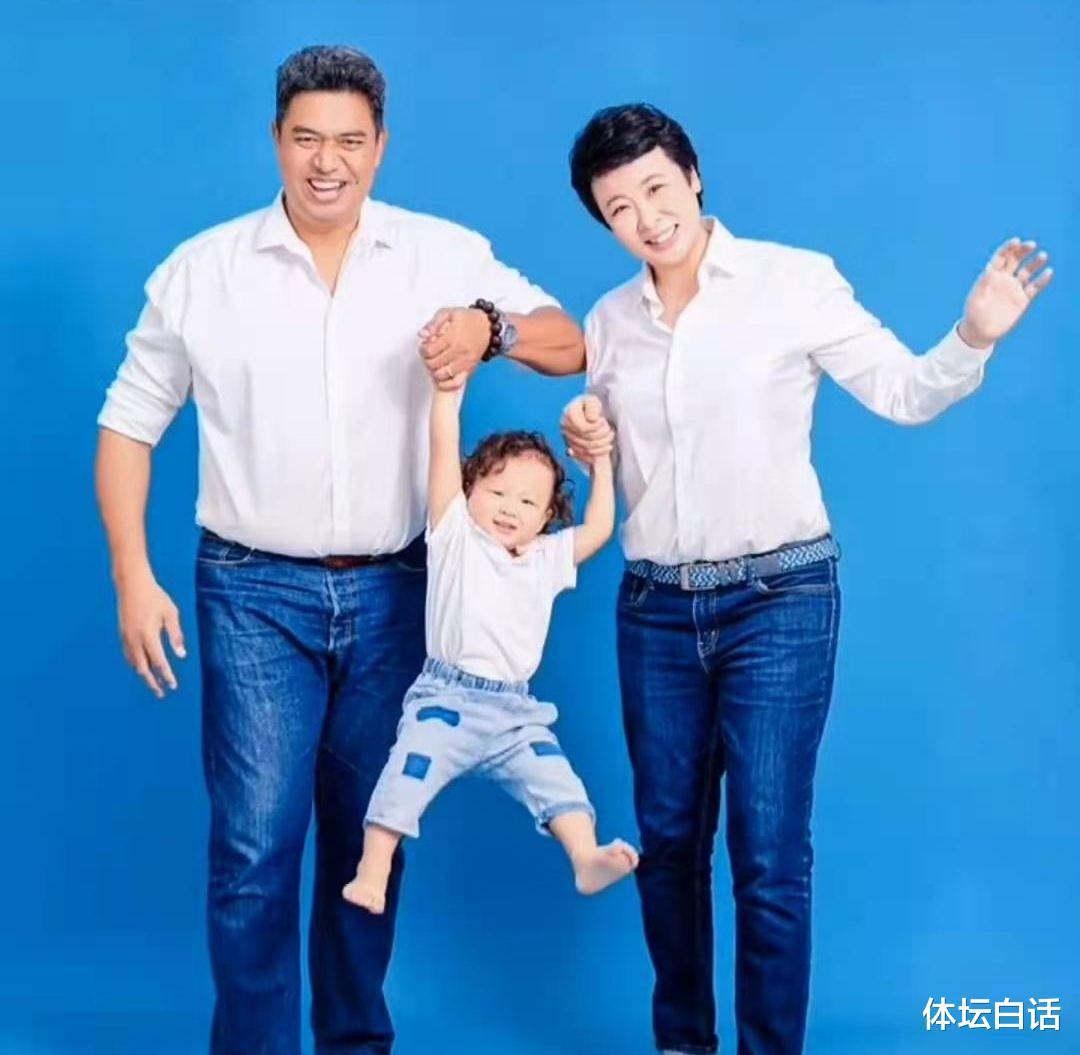 冯坤|奥运冠军冯坤晒全家福！2岁混血宝宝很像她，泰国老公依旧肥胖