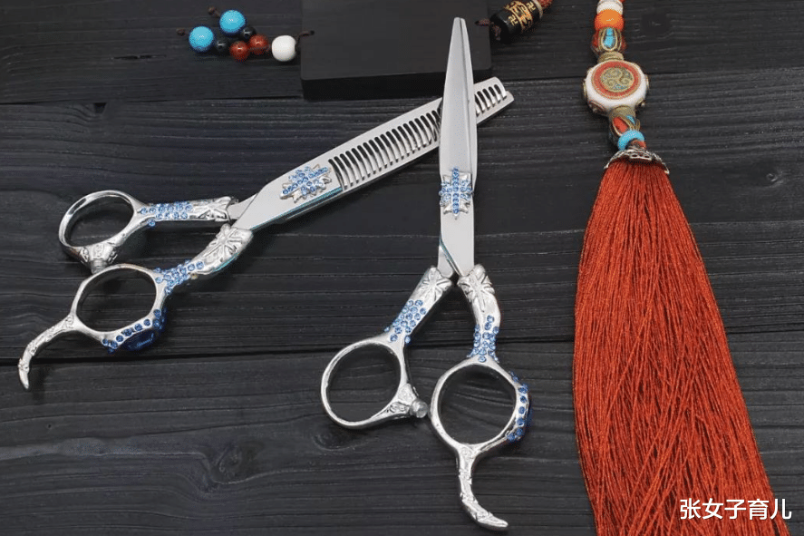 张女子育儿|两岁女童将洗衣粉涂抹眼睛，奶奶一时疏忽，险些让孙女失明