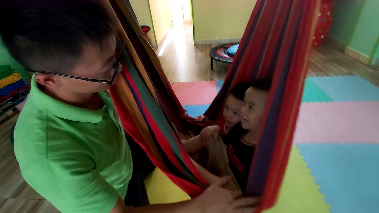 开心果妈妈育儿间|举高高让娃住进ICU，5个常见游戏孩子爱玩却高危，父母一定要避开