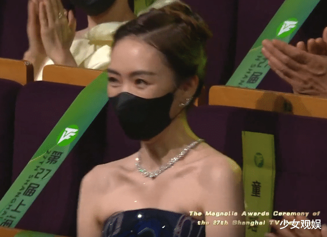 童瑶|童瑶斩获白玉兰视后，热依扎反应平平，董子健王凯的动作亮了