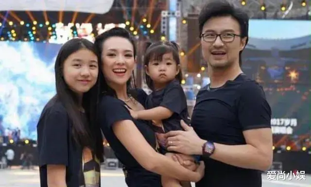 程潇|章子怡晒女儿醒醒打疫苗的照片，此照片一流出，引起网友们热烈讨论