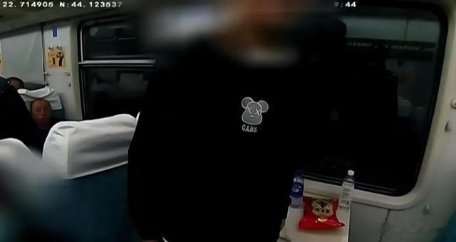 出门在外嫌人吵,列车上女子竟把小伙打了