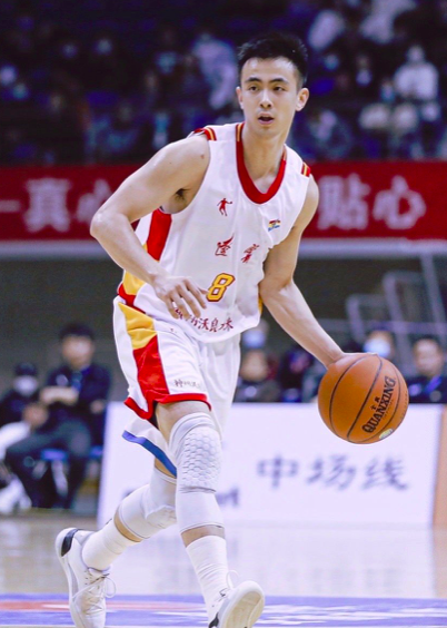 求婚|cba赵继伟成功求婚7年女友！两人相拥甜蜜亲吻，女方是演员颜值高