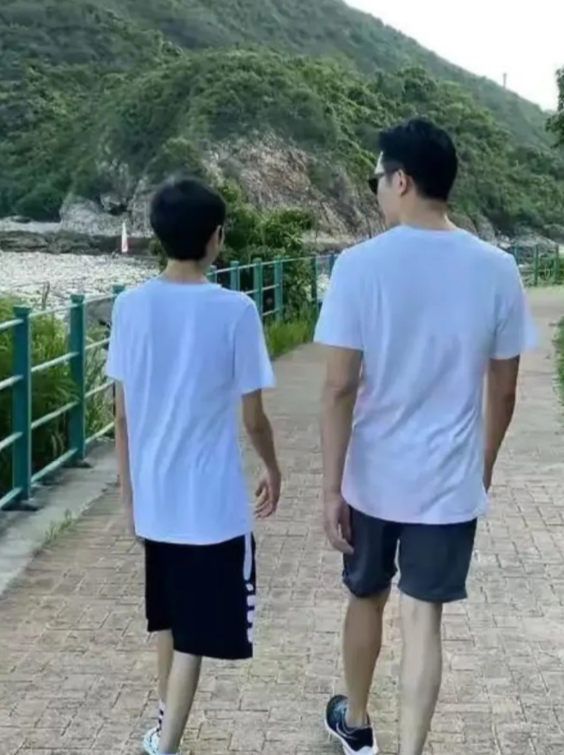 袁咏仪|袁咏仪晒儿子玩耍照，谁看清她儿子腿了？女生都不敢这么长吧