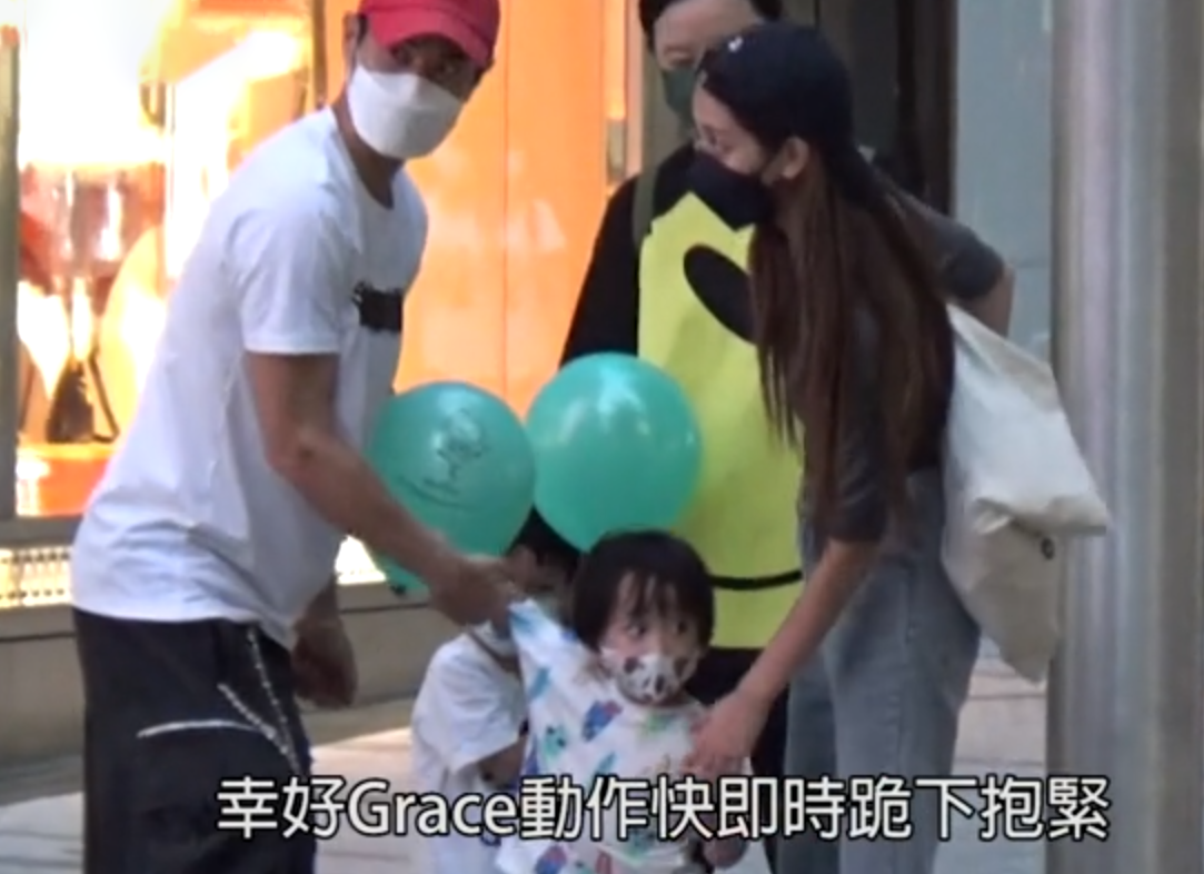 赵丽颖|陈凯琳夫妇带大儿子逛街，郑嘉颖哄娃有一手，一家三口互动有爱
