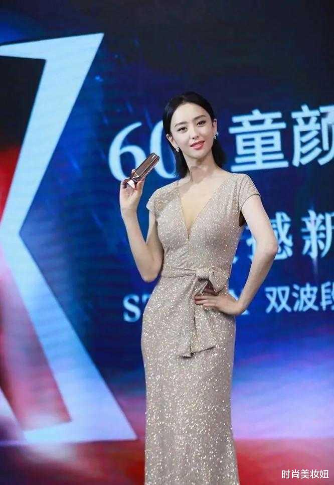 时尚美妆妞|被佟丽娅的身材迷住，穿裸色连衣裙腰臀比太完美，这身材我酸了