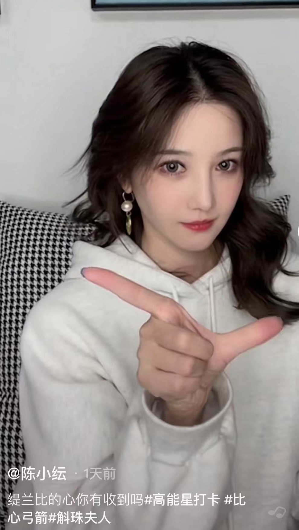 陈小纭|陈小纭回复评论，意外点出“杨幂演戏很尴尬”，遭网友吐槽太绿茶