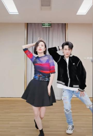 金晨|佟丽娅不避嫌，光脚短裙同小7岁男伴搂腰跳拉丁舞！