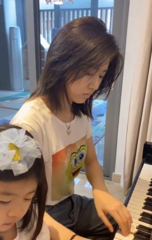 章子怡|汪峰两女儿弹琴为母庆生，章子怡笑得合不拢嘴，继女表情被指冷淡