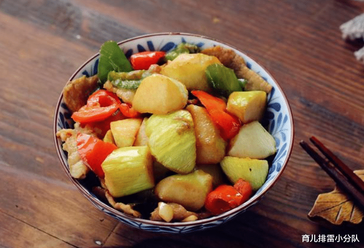 辣条|小女孩脸部成“烂柿子”,只因这种零食吃太多,父母管好娃别常买