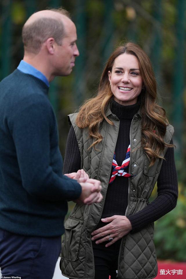 前行者|凯特威廉欢笑亮相，王妃数次手捂小腹，引发怀上四胎的猜测