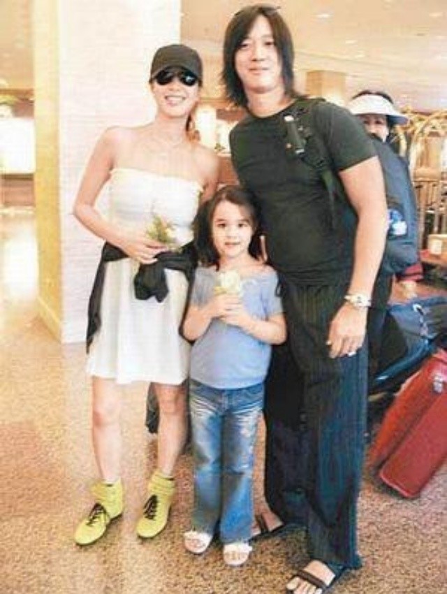 王俊凯|钟丽缇一家四口玩冲浪，母女仨齐齐扎双麻花辫，13岁次女颜值逆袭