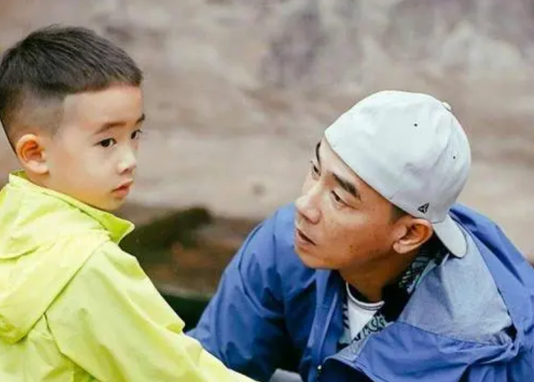 陈小春|嗯哼看不惯陈小春吃饭坐姿,陈小春:我们穷人家,太子你回房吃去