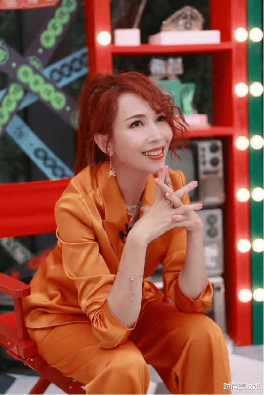 时尚美妆妞|蔡少芬这回风格大变，挑染了紫色头发配女团风，48岁仍穿出少女范